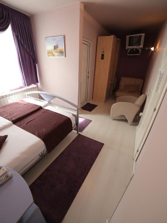 Hotel Zeneva Kragujevac Rum bild