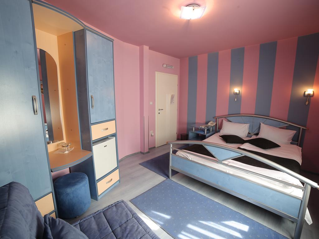 Hotel Zeneva Kragujevac Rum bild